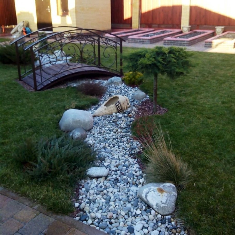 Сухой ручей с мостиком