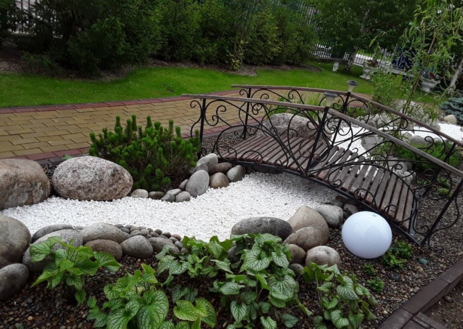 Клумба с мостиком