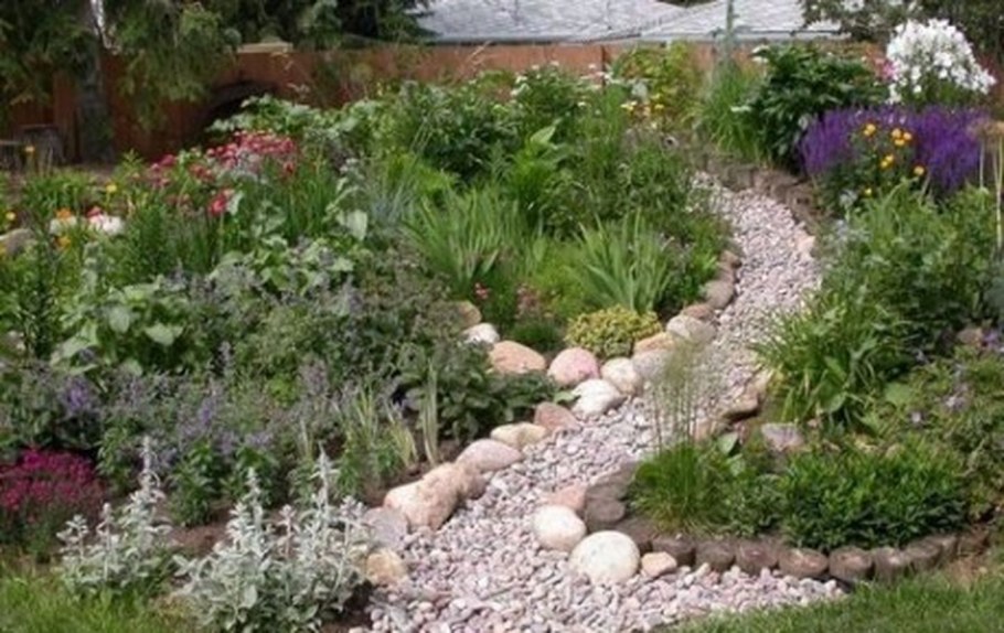 Альпийская горка с сухим ручьем