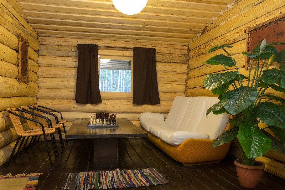 Окно в бане в комнате отдыха