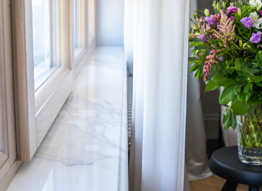 Подоконник с цветами