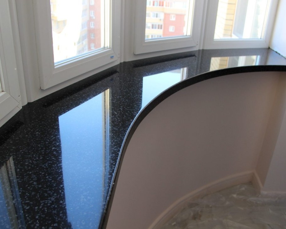 Эркерный подоконник из искусственного камня