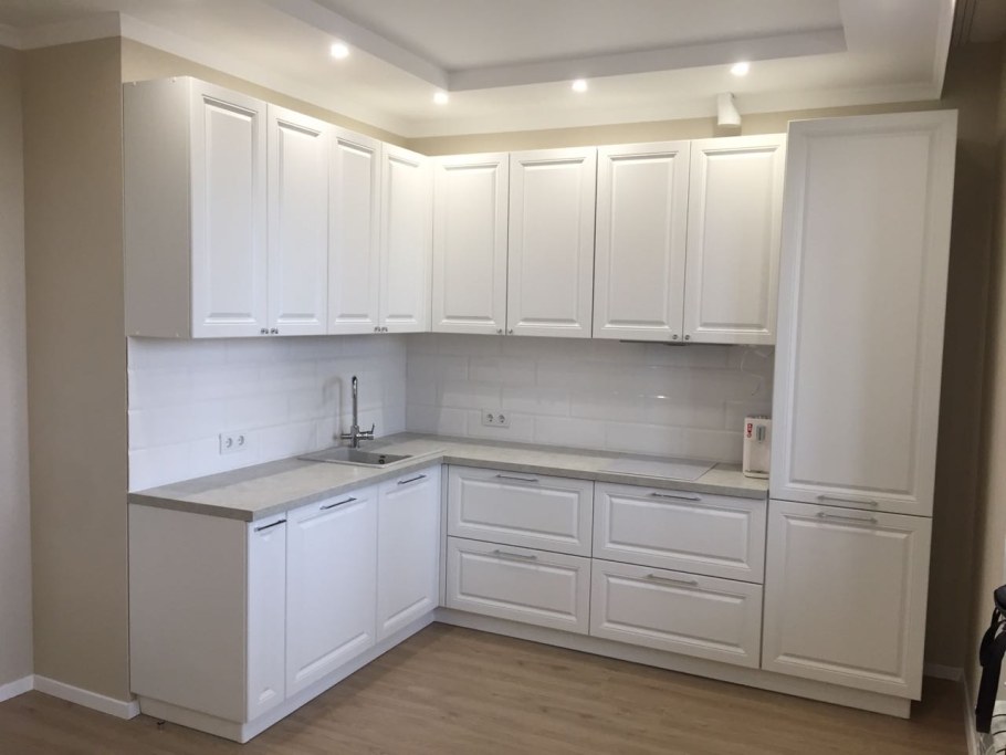 Светлая кухня с фрезеровкой