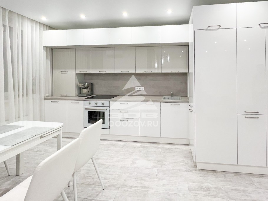 Кухня белый глянцевый акрил нависающие антресоли