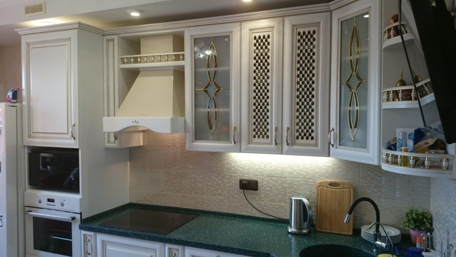 Кухни ВОЛХАМ цвета фасадов из массива