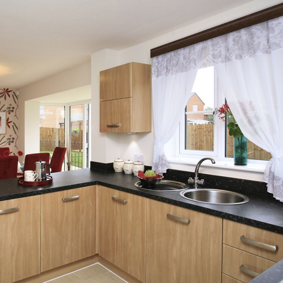 Угловая кухня с окном