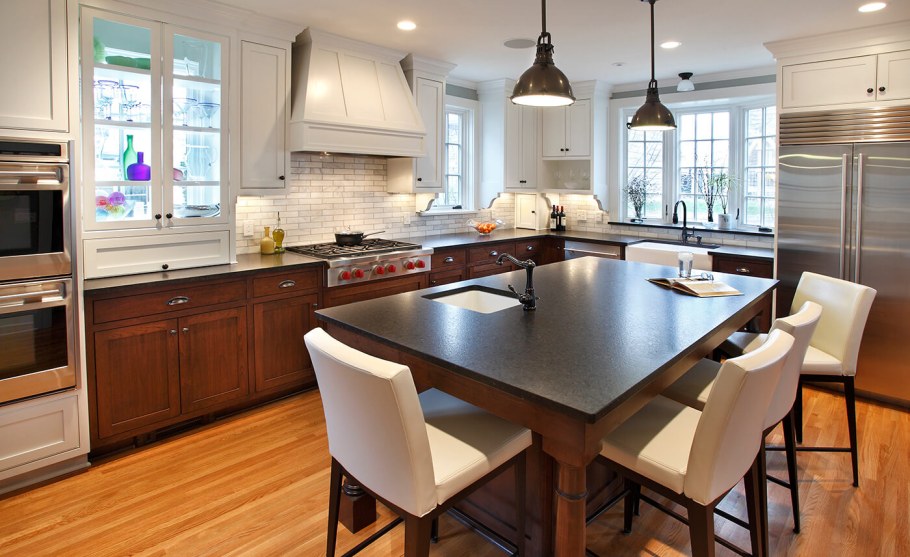 Кухня со столом посередине