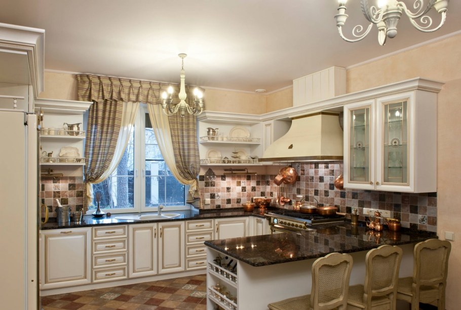 Кухня в классическом стиле с окном
