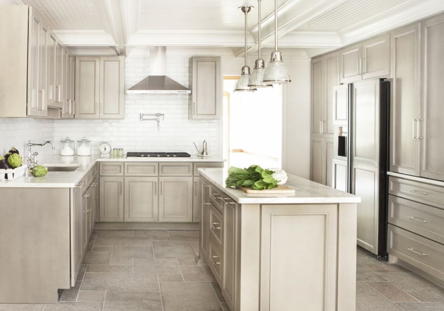 Кухня светлая современная
