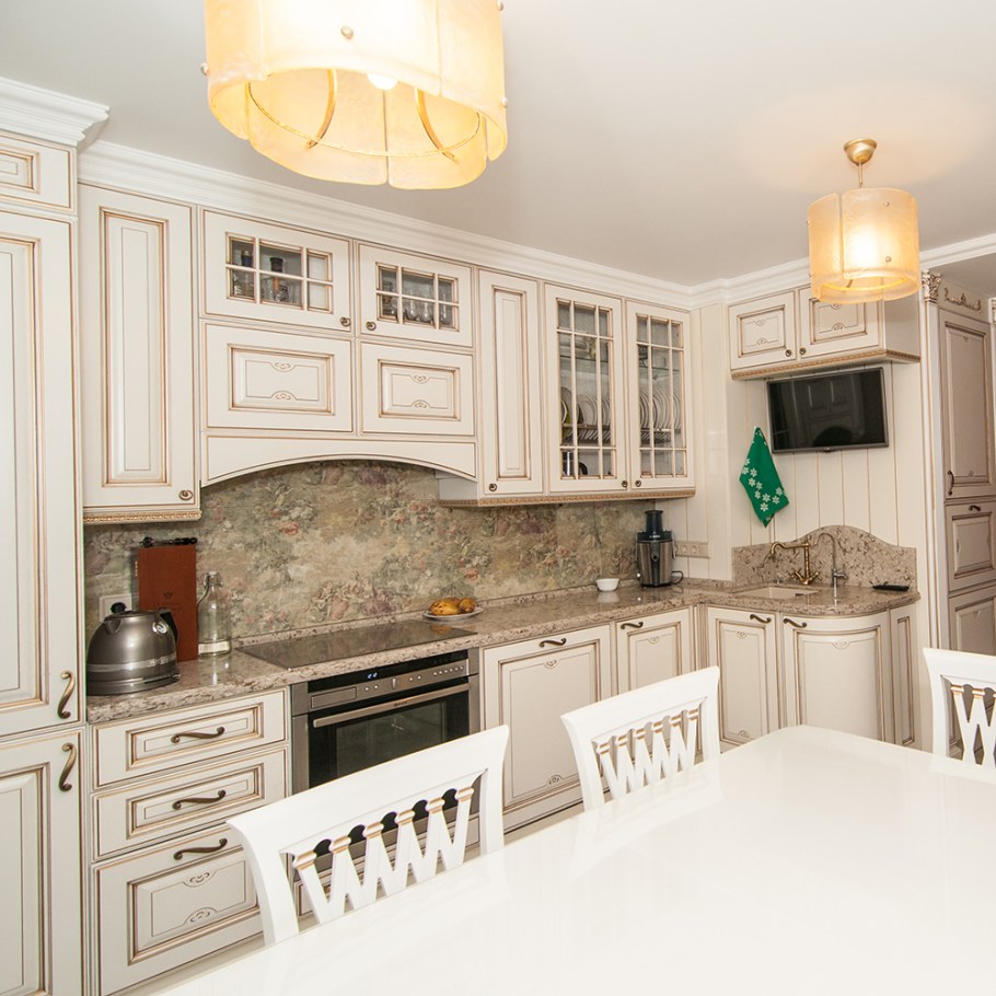 Кухни в классическом стиле в светлых тонах
