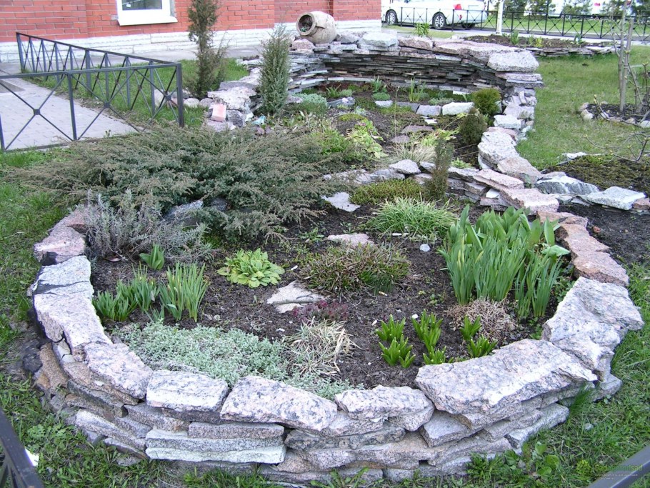 Альпийские горки клумбы