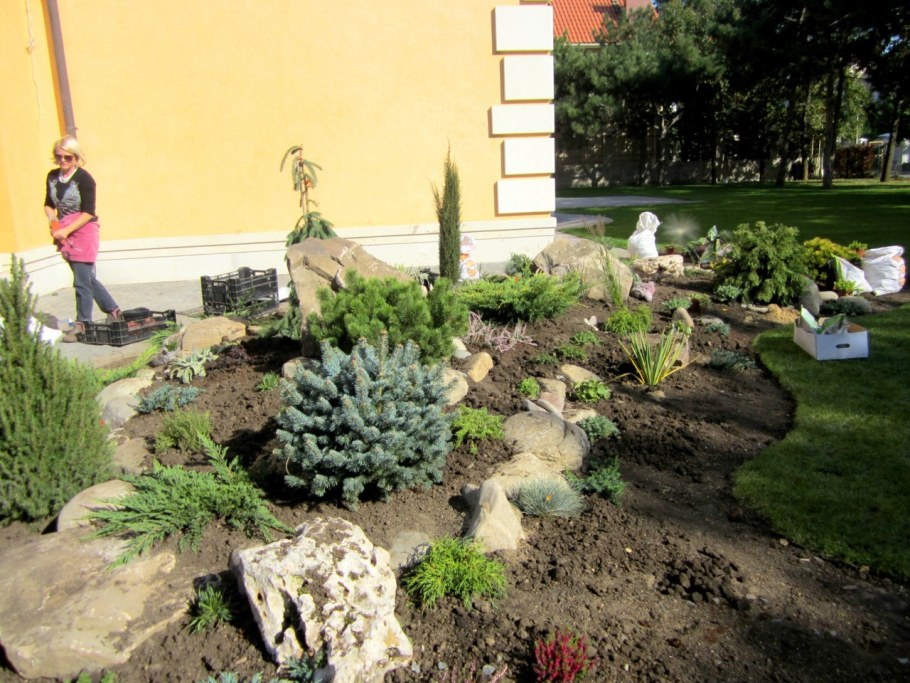 Мини-Альпийская горка.из шин