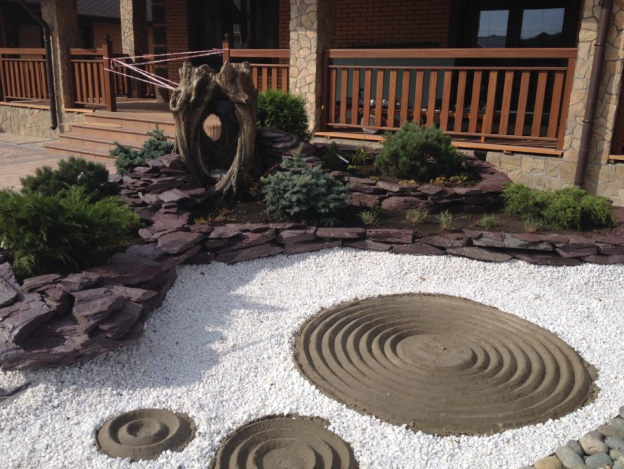 Альпийская горка из покрышек и камней