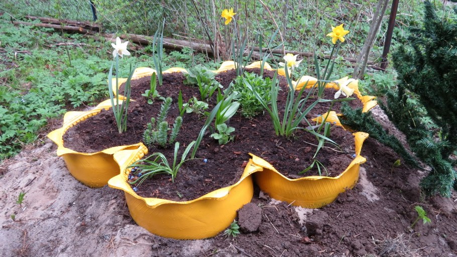 Цветник из шин