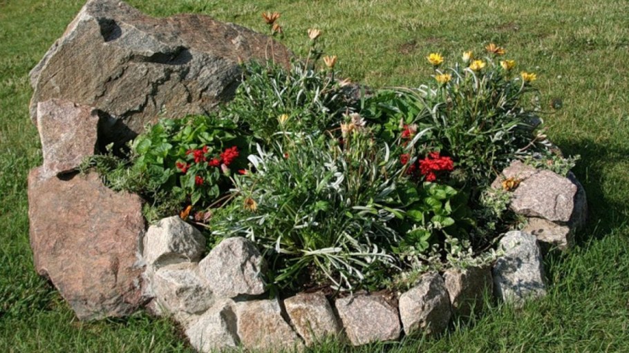 Клумба из булыжников