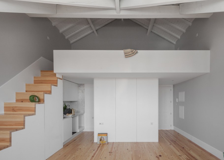 Лестница лофт в антресольный этаж