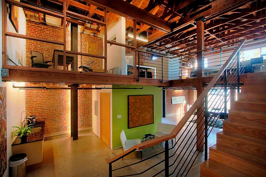 Антресоль в офисе в стиле лофт