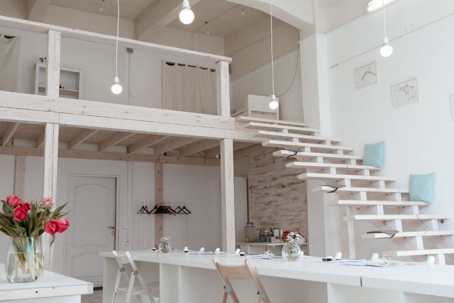 Ограждение антресольного этажа из дерева