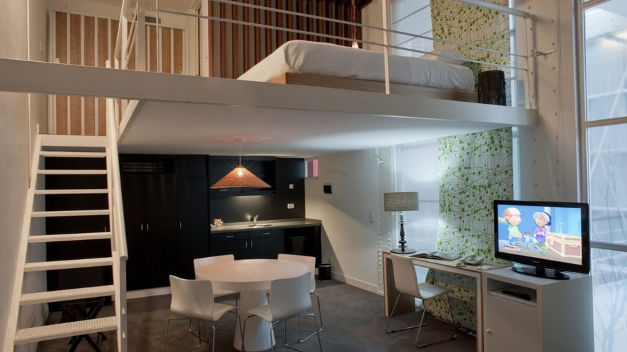 Антресольный ярус с потолками 3,2 метра