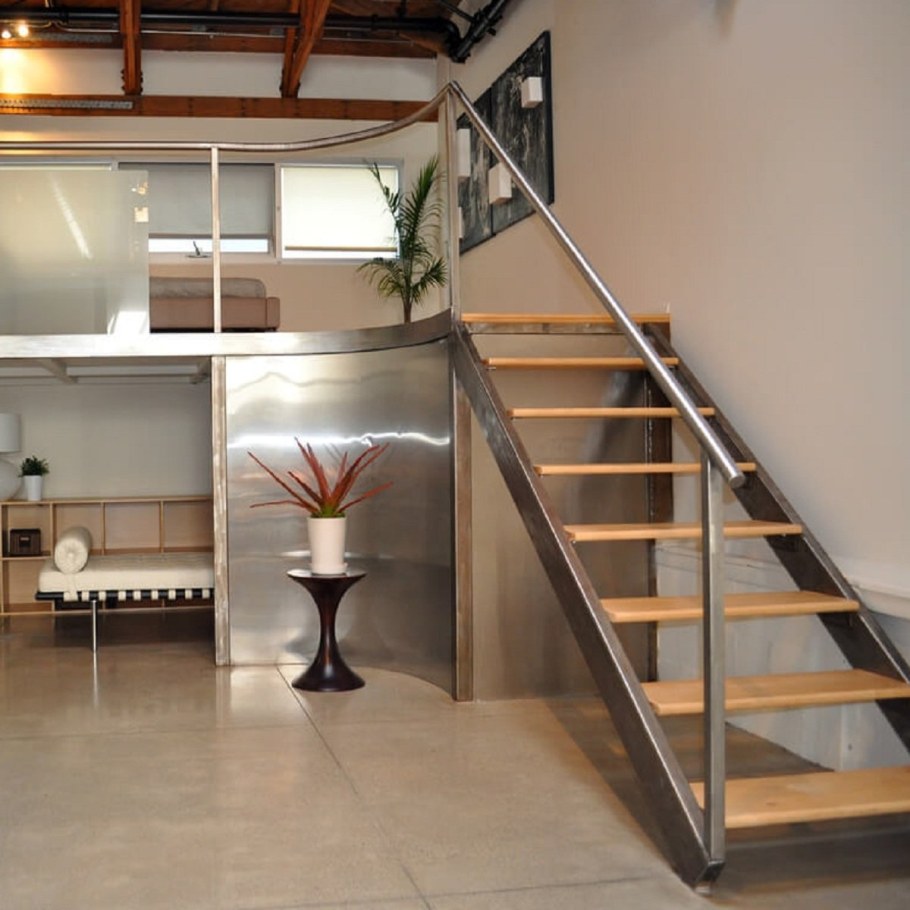 Лестница на антресольный этаж в стиле лофт
