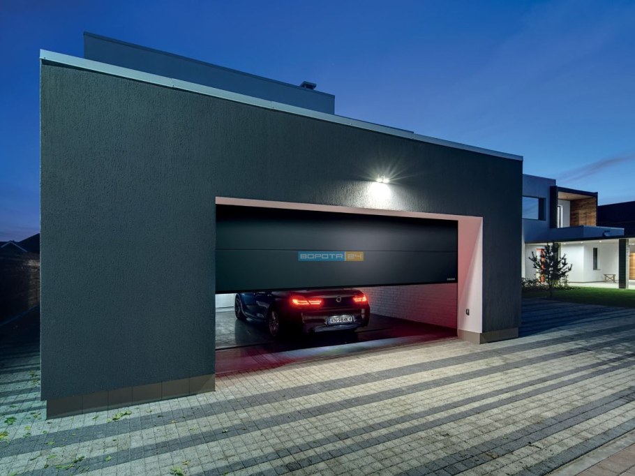 Машина в гараже