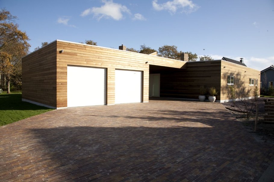 Современный гараж с плоской крышей