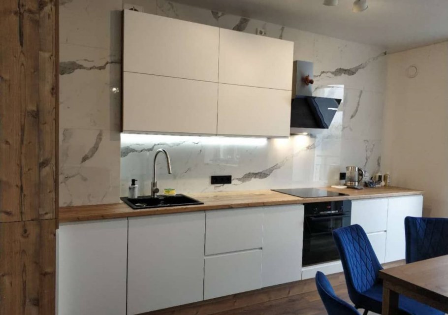 Столешница пихта Брамберг в интерьере кухни фото