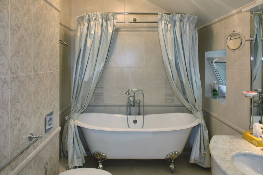 Стильные шторы в ванную комнату