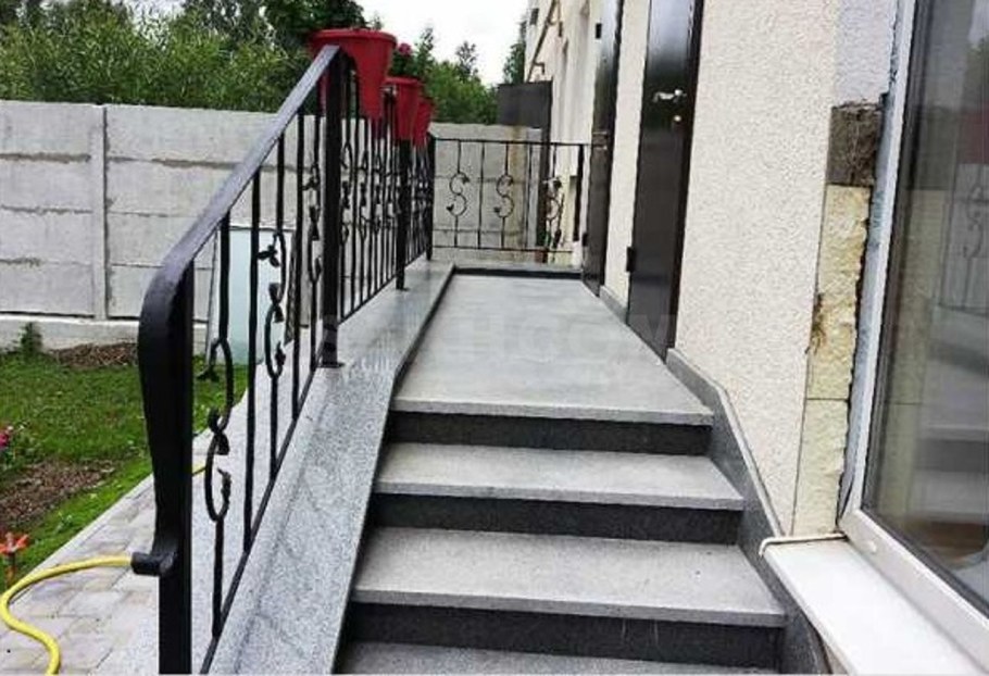 Высокое крыльцо из бетона