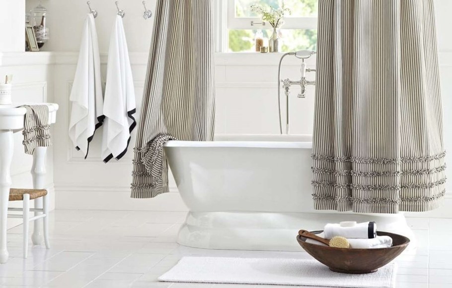 Стильная шторка в ванную комнату