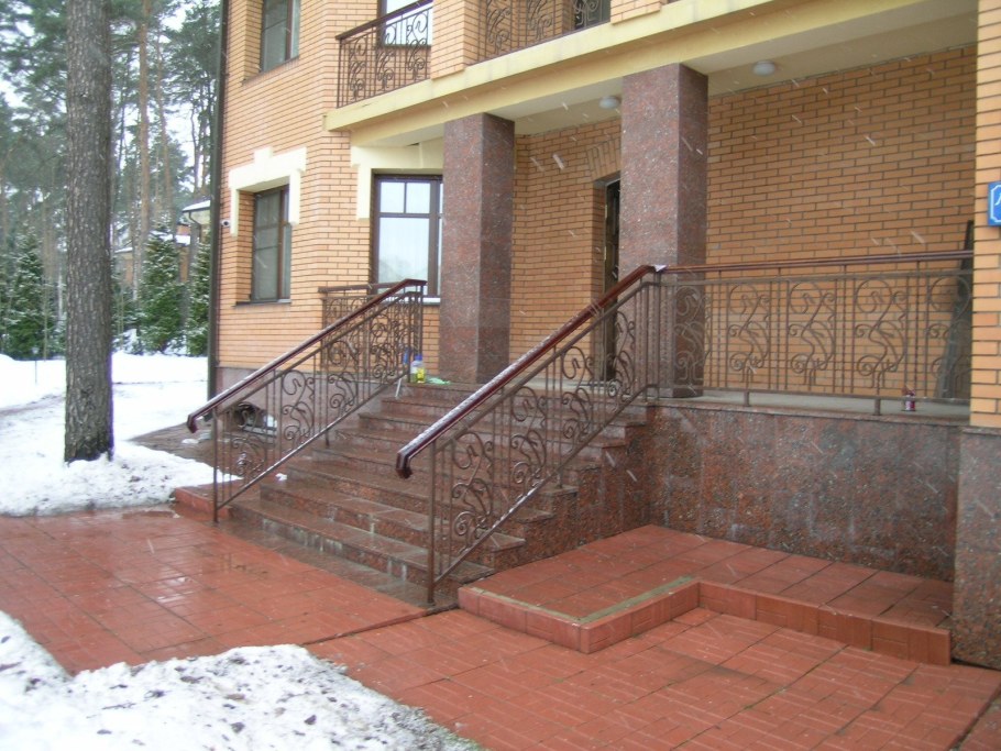 Высокое крыльцо