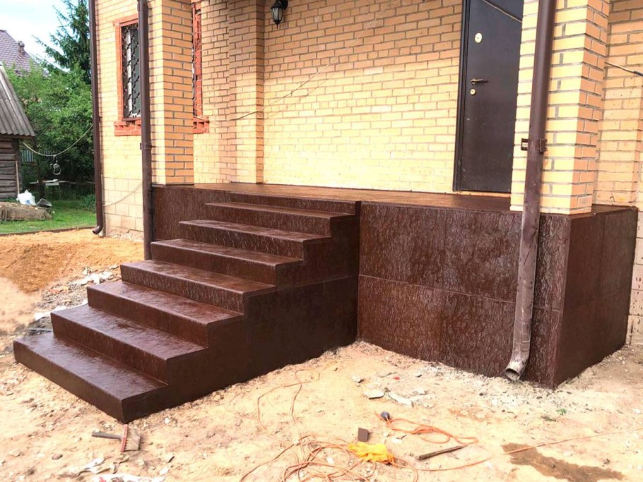 Входные ступеньки в дом