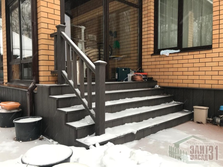 Крыльцо с высоким цоколем