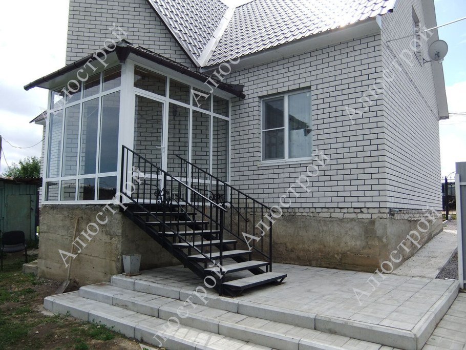 Веранда к дому с высоким цоколем