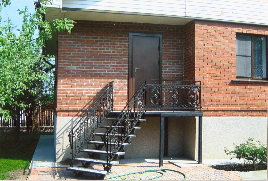 Крыльцо с лестницей в частном доме