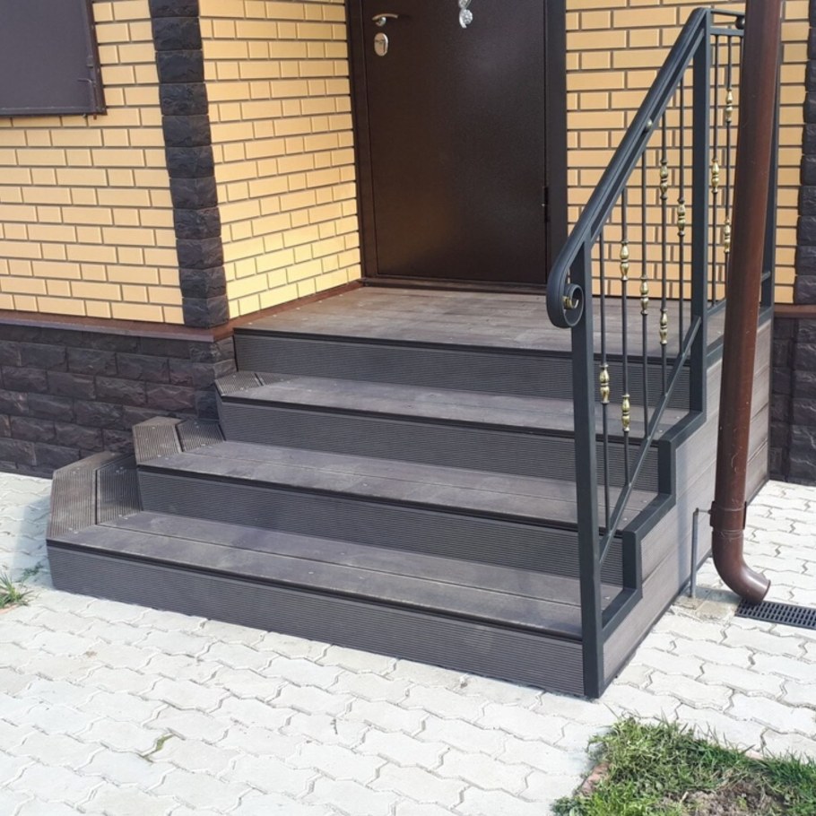 Крыльцо ДПК на металлокаркасе