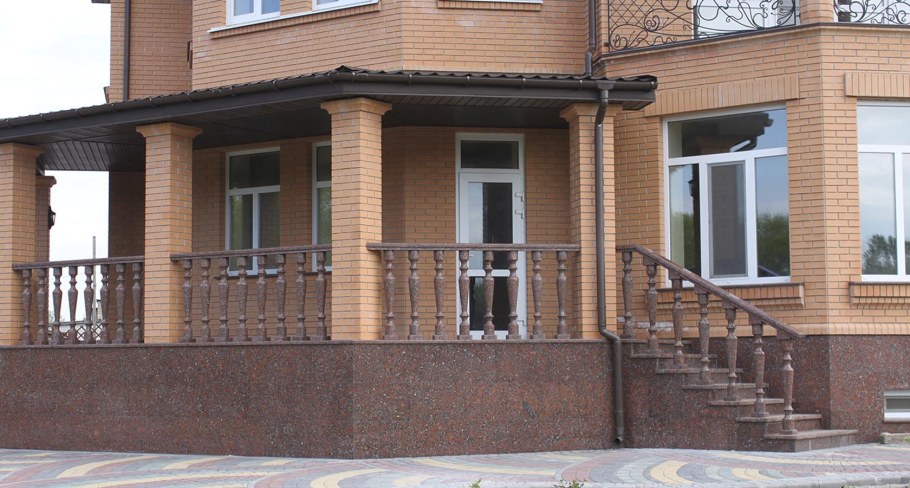 Крыльцо с высоким цоколем