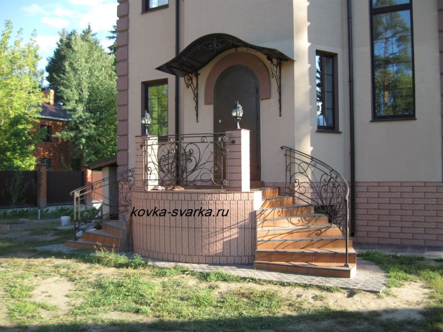 Входное крыльцо в частном доме