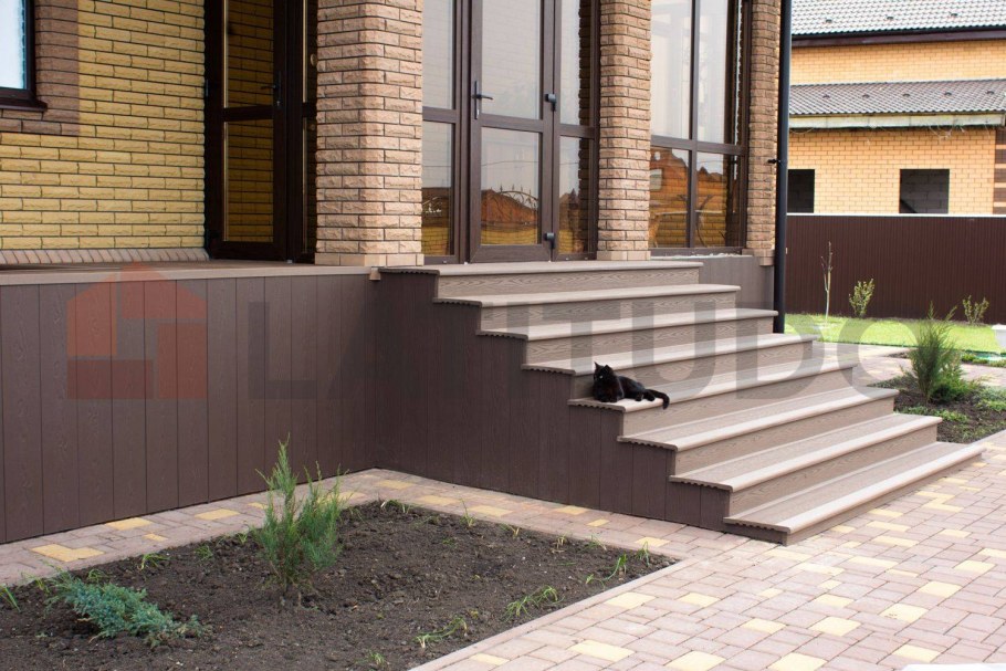 Крыльцо из террасной доски