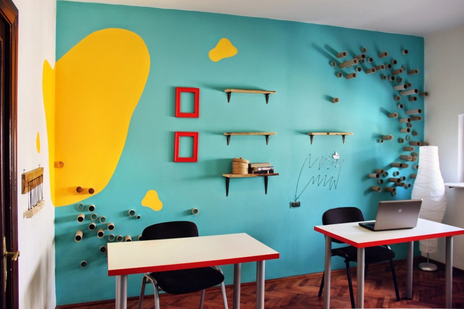 Украшение стены в офисе