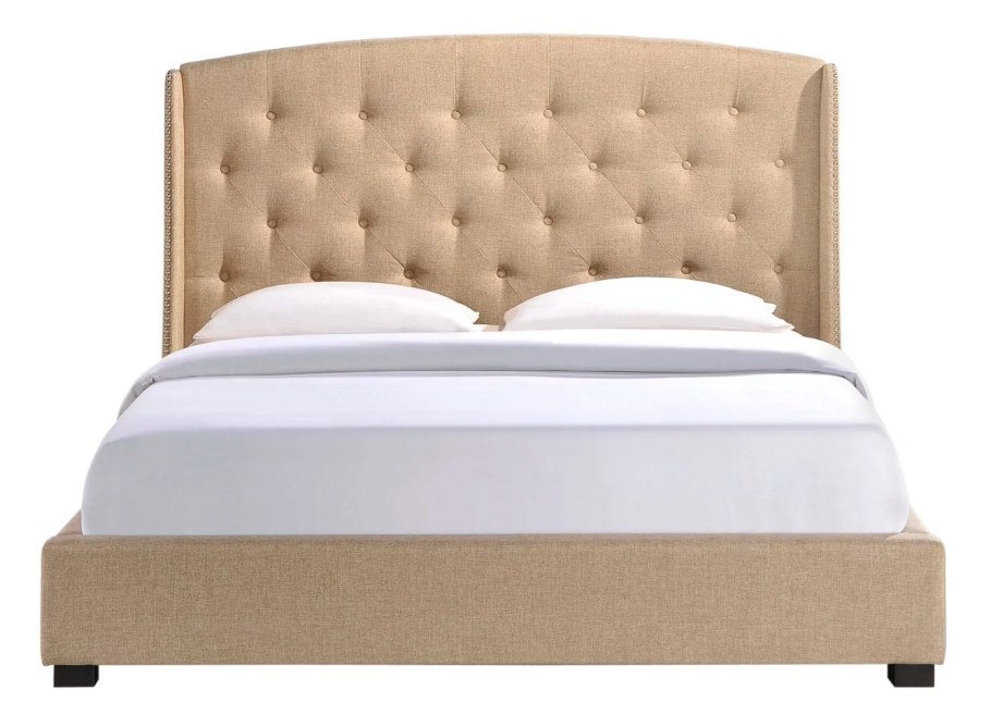 Кровать с пышным изголовьем