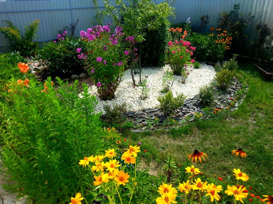 Цветник лесенка, бархатцы, ирисы, тигровая Лилия