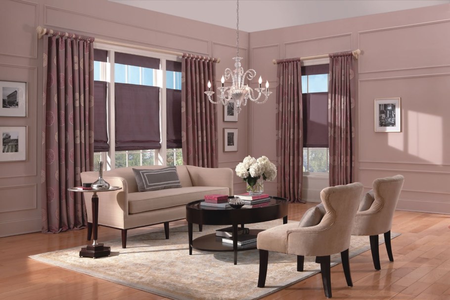 Пудровые шторы в интерьере гостиной