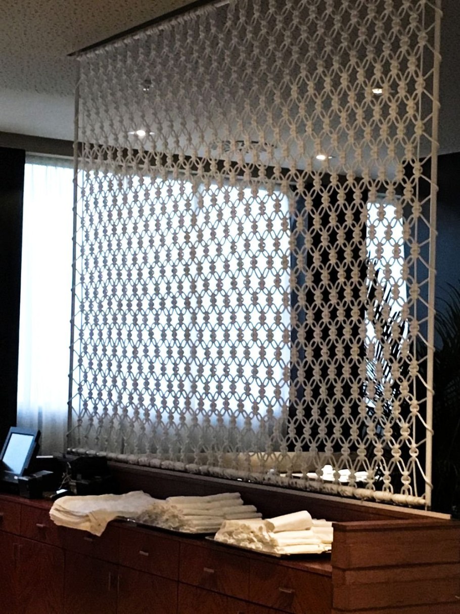 Декоративная металлическая сетка в интерьере