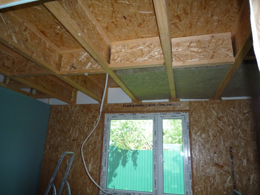 Отделка потолка в каркасном доме