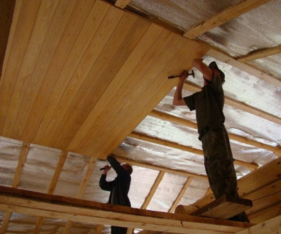 Обшивка потолка в деревянном доме