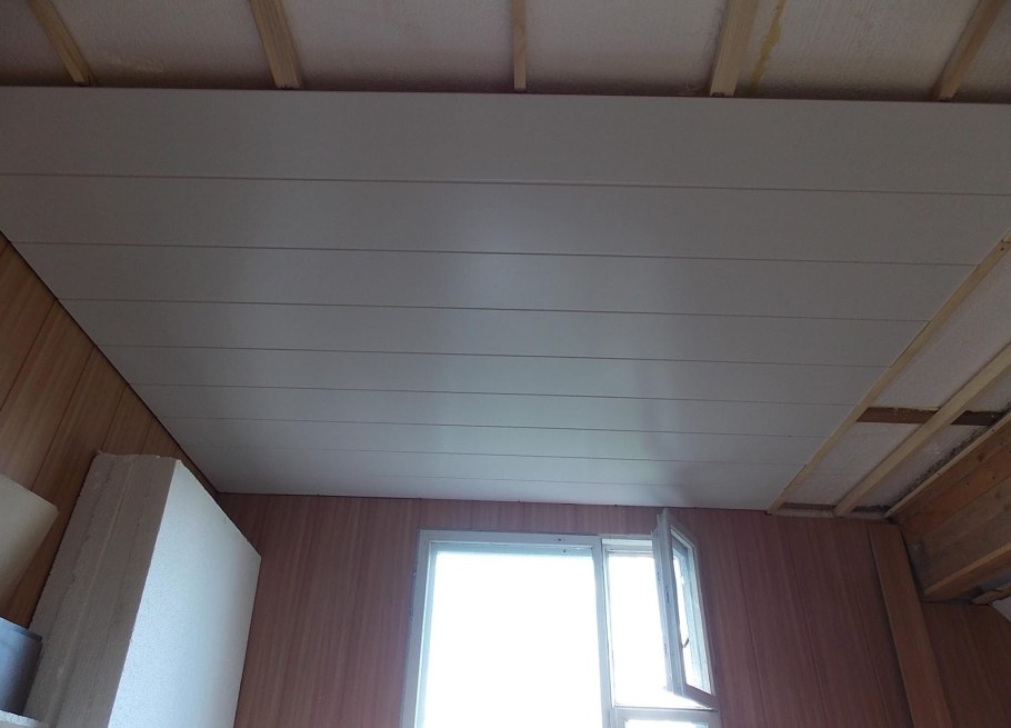 Потолок из пластиковых панелей