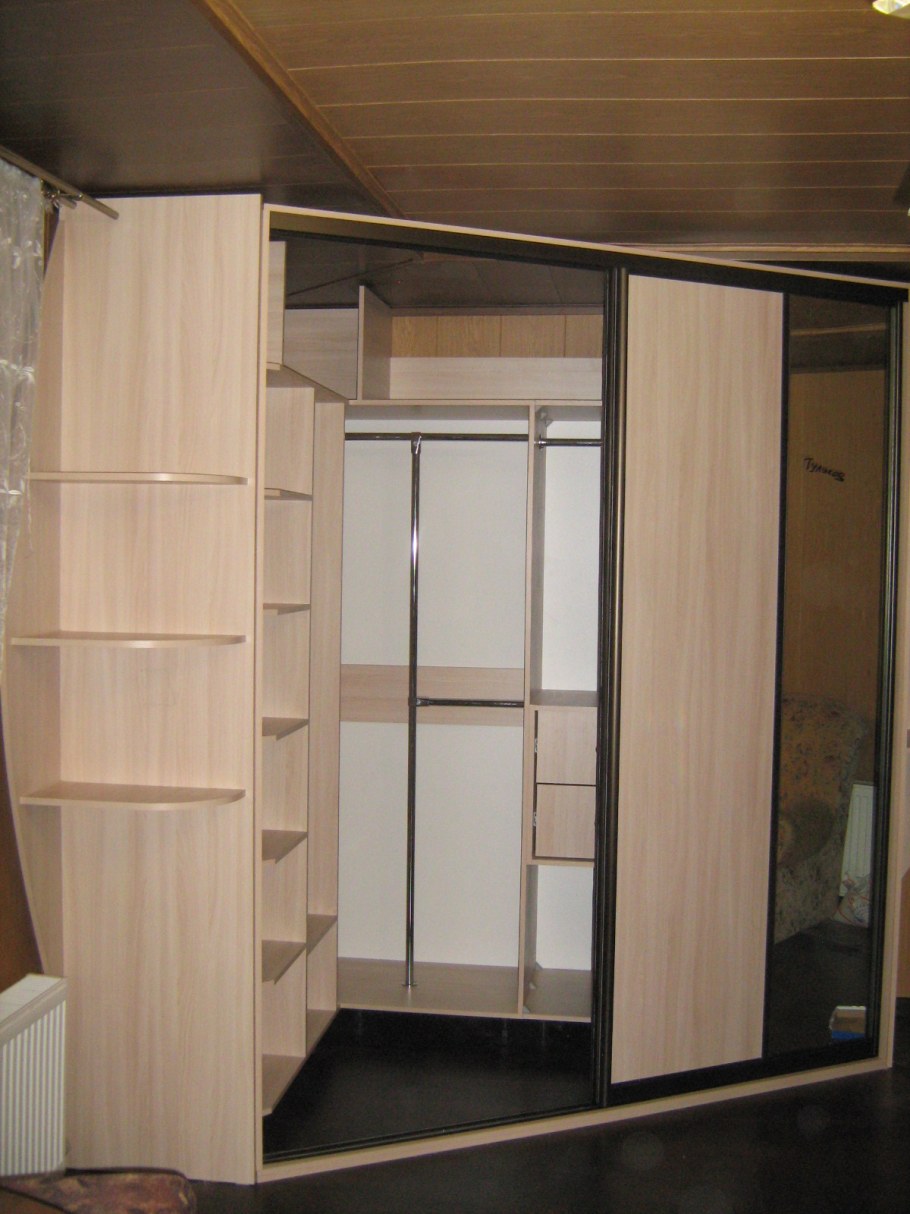 Угловые треугольные встроенные шкафы купе