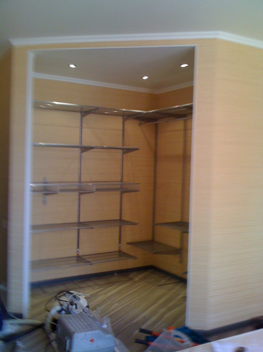 Встроенная гардеробная в комнате