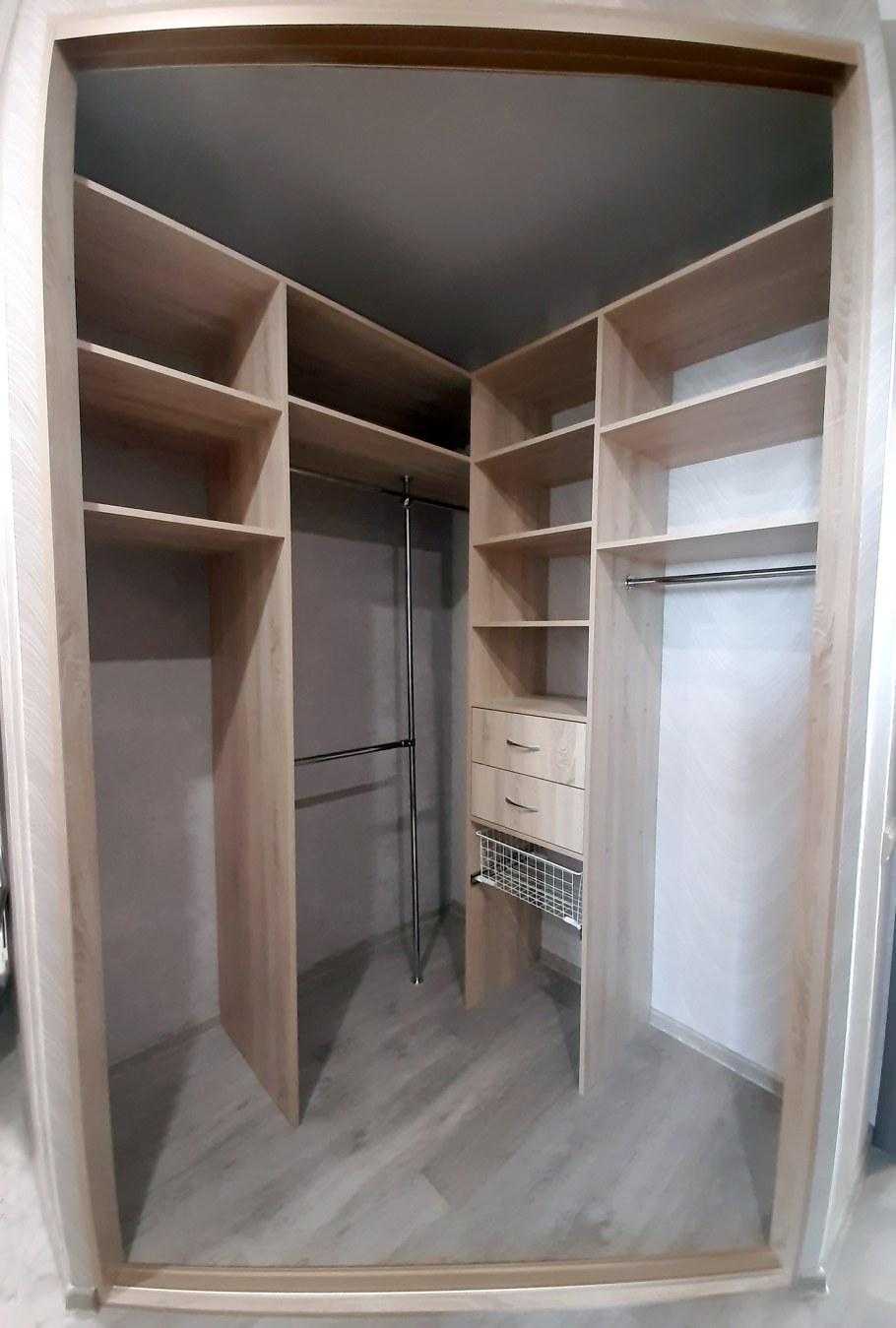 Гардеробная из гипсокартона в прихожей